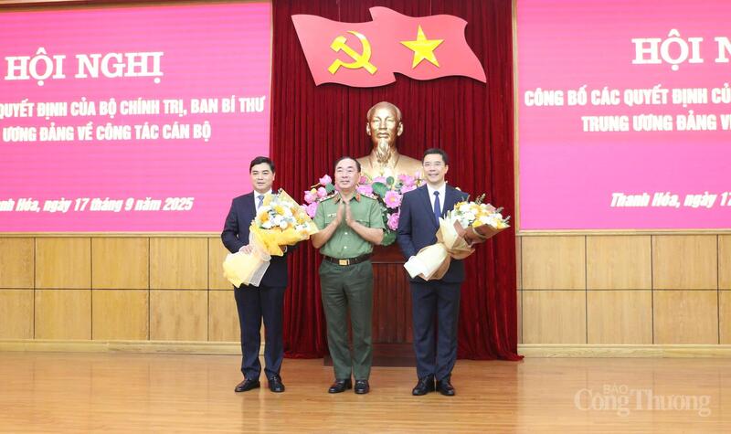 Thượng tướng Trần Quốc Tỏ tặng hoa chúc mừng 2 tân Phó Bí thư Tỉnh ủy Thanh Hóa