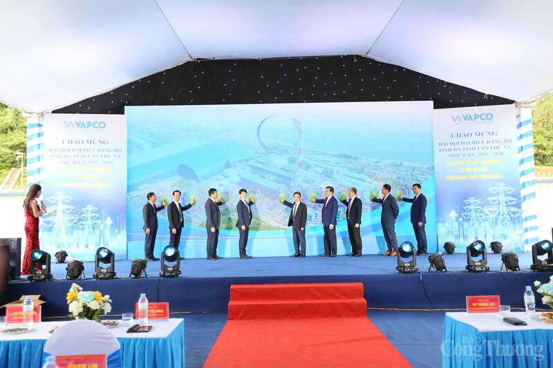 Lãnh đạo tỉnh Hà Tĩnh và Công ty TNHH Nhiệt điện Vũng Áng II nhấn nút khánh thành dự án. Ảnh: Trọng Tùng.