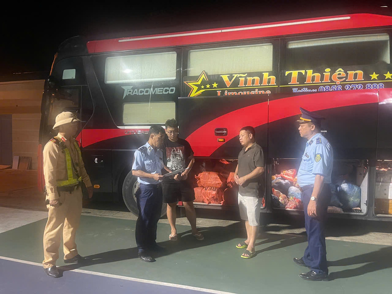 Lực lượng chức năng kiểm tra xe khách mang biển kiểm soát 23E-002.22 do ông Phạm Văn Công điều khiển. Ảnh: QLTTTQ.