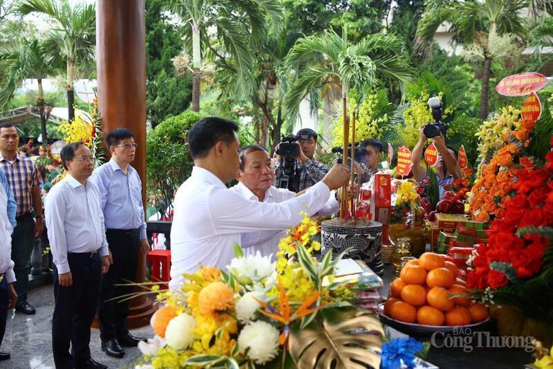 Các đại biểu dâng hương tại buổi lễ.