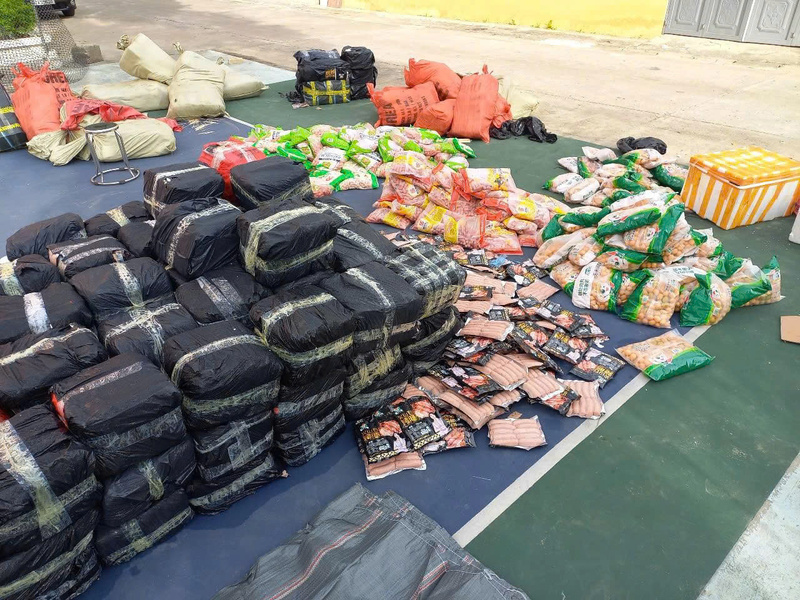 Hơn 3 tấn thực phẩm trên xe khách bị tạm giữ để tiếp tục xác minh, xử lý theo quy định. Ảnh: QLTTTQ