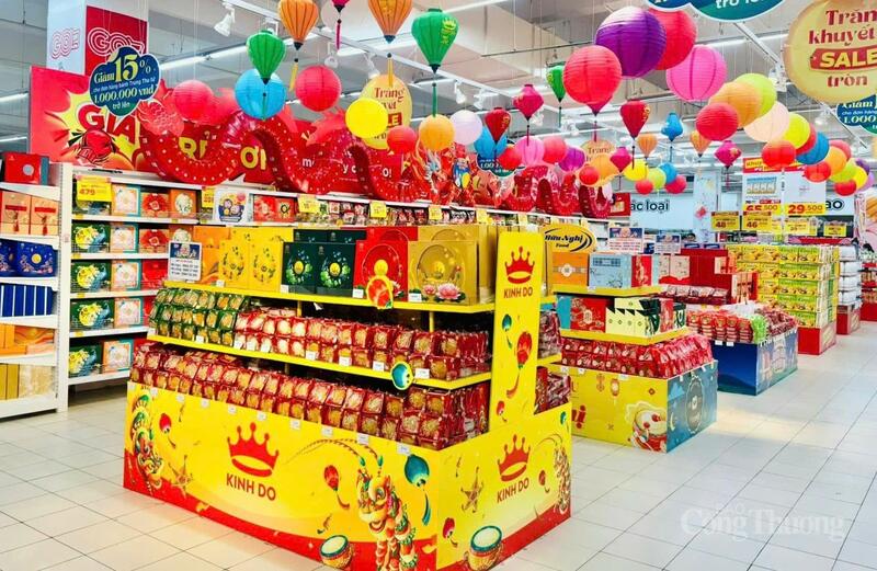 Các siêu thị, trung tâm thương mại tung ra các chương trình khuyến mãi để thu hút khách hàng