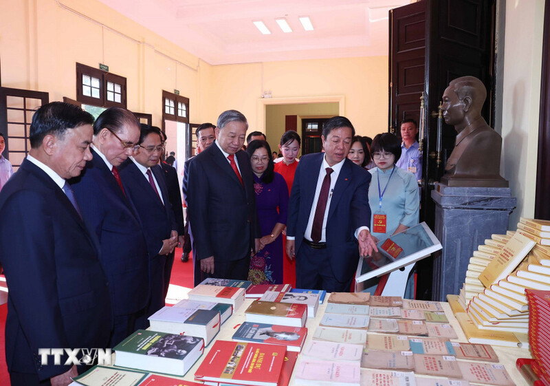 Tổng Bí thư Tô Lâm cùng các đồng chí lãnh đạo, nguyên lãnh đạo Đảng, Nhà nước xem trưng bày sách tại Đại hội. Ảnh: TTXVN
