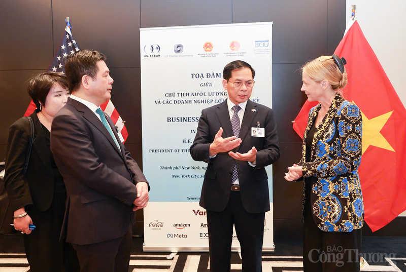 Đại diện Amazon bày tỏ mong muốn tiếp tục mở rộng hợp tác tại Việt Nam trong các lĩnh vực thương mại điện tử, công nghệ vệ tinh và điện toán đám mây.