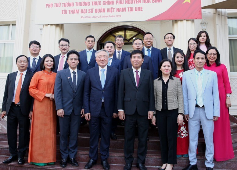 Phó Thủ tướng Thường trực Chính phủ Nguyễn Hòa Bình với cán bộ, nhân viên Đại sứ quán Việt Nam tại UAE - Ảnh: VGP/Nguyễn Hoàng