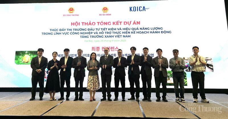 Đại diện lãnh đạo Bộ Công Thương và cơ quan KOICA và cơ quan quản lý dự án chụp ảnh lưu niệm.