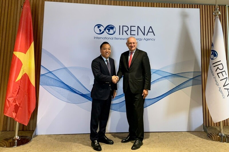 Thứ trưởng Bộ Công Thương Nguyễn Hoàng Long và ông Antonio Bernardini, Đại sứ, Chánh Văn phòng Cơ quan Năng lượng Tái tạo Quốc tế (IRENA).
