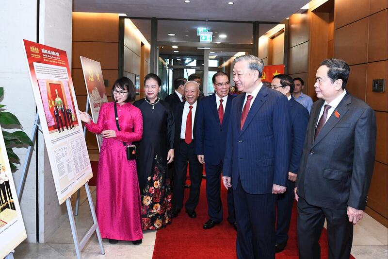 Trước đó, Tổng Bí thư Tô Lâm, nguyên Tổng Bí thư Nông Đức Mạnh, Thủ tướng Phạm Minh Chính, Chủ tịch Quốc hội Trần Thanh Mẫn và các lãnh đạo, nguyên lãnh đạo Đảng, Nhà nước tham quan triển lãm “Đảng bộ Quốc hội: Đoàn kết - Dân chủ - Kỷ cương - Đột phá”. Ảnh: Lâm Hiển.