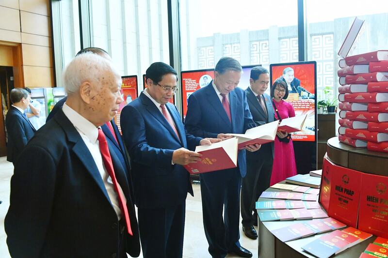 Tổng Bí thư Tô Lâm, nguyên Tổng Bí thư Nông Đức Mạnh, Thủ tướng Chính phủ Phạm Minh Chính, Chủ tịch Quốc hội Trần Thanh Mẫn tham quan triển lãm. Ảnh: Quang Khánh.