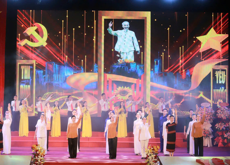 Tiết mục văn nghệ chào mừng tại Đại hội Thi đua yêu nước thành phố Huế lần thứ VI. Ảnh: Nguyễn Tuấn