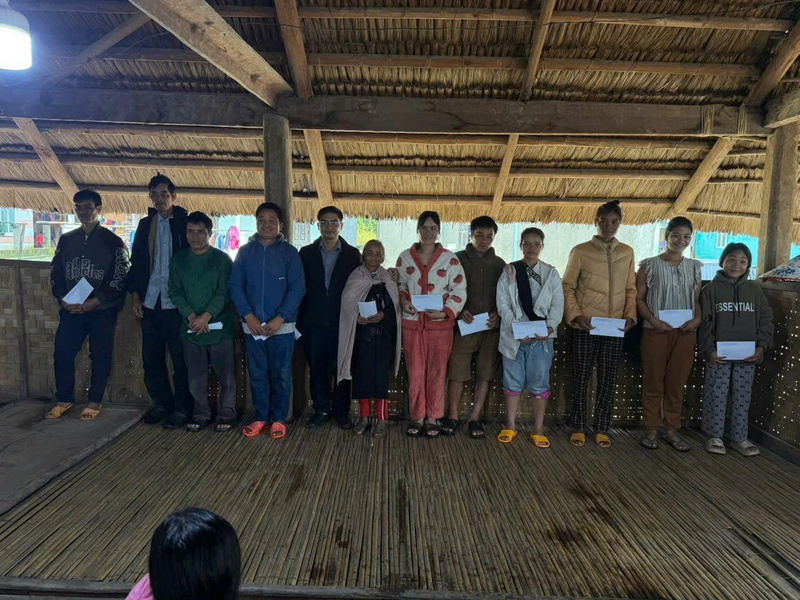 Người dân thôn Rooc Mẹt vừa được chính quyền địa phương hỗ trợ 500 nghìn đồng để tạm thời ổn định cuộc sống nơi tạm trú. Ảnh: Nguyễn Dương
