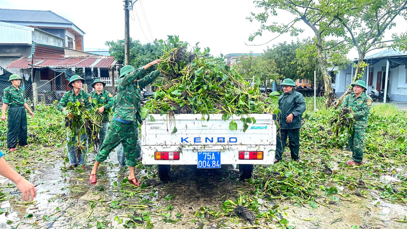 Dọn dẹp vệ sinh, khơi thông dòng chảy sau khi bị ngập lụt. Ảnh: Nguyễn Tuấn