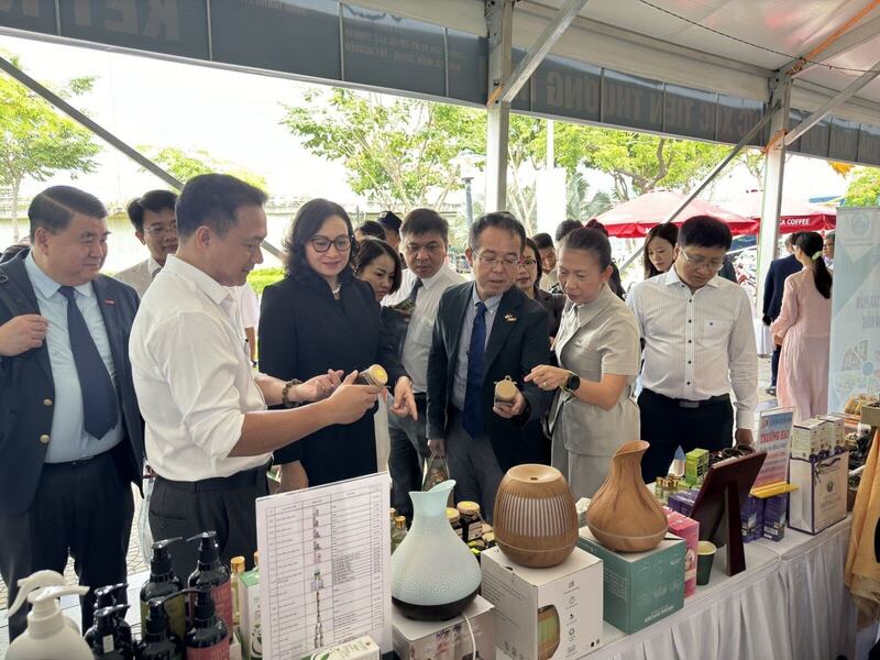 Các gian hàng trong Hội chợ xúc tiến thương mại ngành Công Thương Hải Phòng năm 2024.