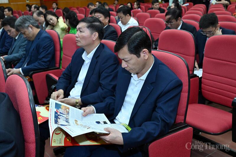 Ấn phẩm số đặc biệt của Báo Công Thương chào mừng Đại hội thi đua yêu nước ngành Công Thương lần thứ IV được các đại biểu đón nhận, quan tâm