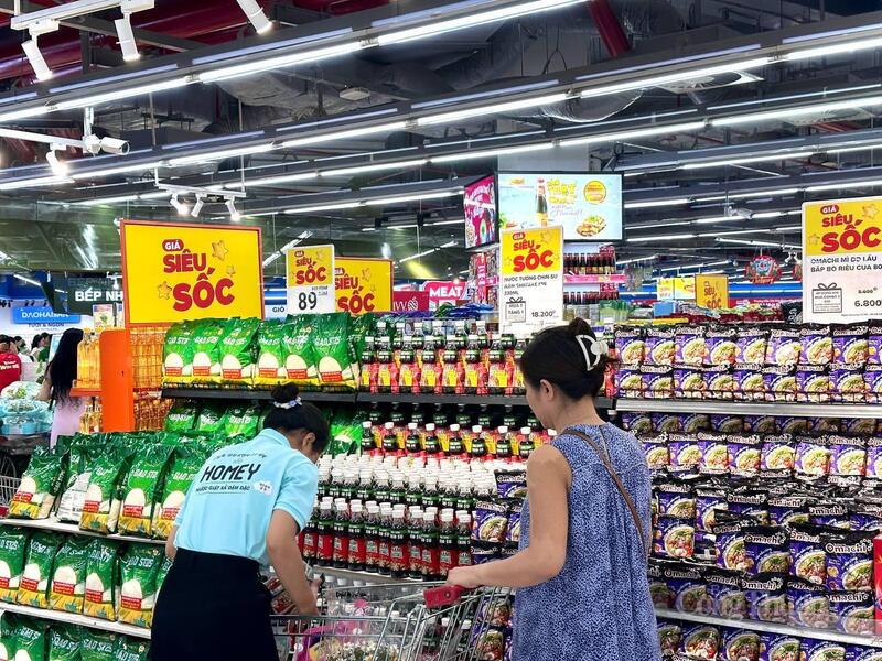 Các mặt hàng thực phẩm khô được bán với giá ưu đãi tại các cửa hàng và siêu thị WinMart