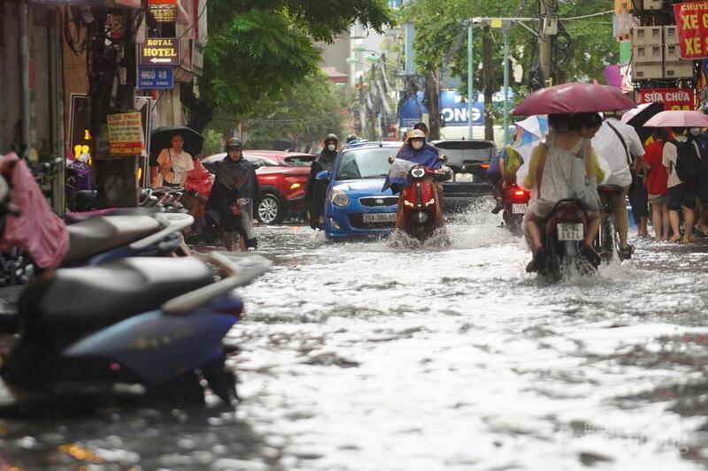 Đường Triều Khúc ngập sâu vào sáng 30/9.