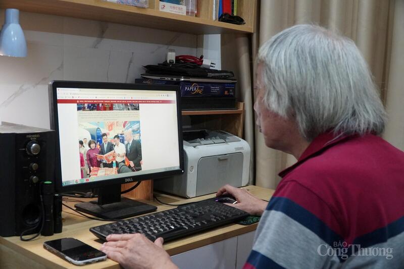 Nhà báo Trần Phương Quang vẫn hàng ngày cập nhật thông tin trên Báo Công Thương. Ảnh: Minh Trang.