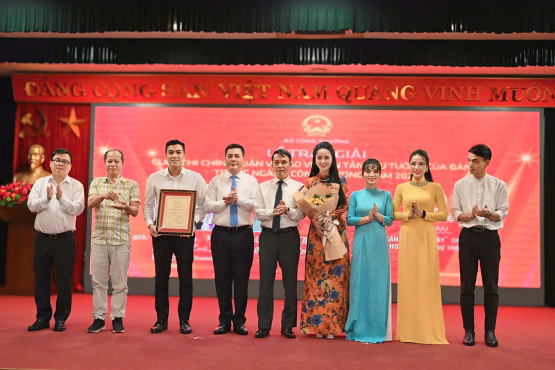 Bộ trưởng Nguyễn Hồng Diên và Phó Chủ tịch Hội Nhà báo Việt Nam Nguyễn Đức Lợi trao giải Đặc biệt Cuộc thi chính luận về bảo vệ nền tảng tư tưởng của Đảng trong ngành Công Thương năm 2024 cho nhóm tác giả Báo Công Thương - Ảnh: Cấn Dũng