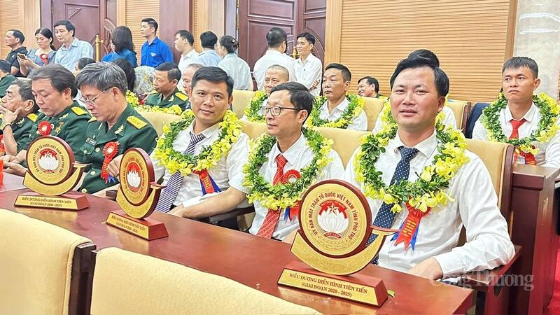 Chủ tịch HĐQT kiêm Giám đốc HTX Nấm Tam Đảo Nguyễn Quốc Huy (người ngồi ngoài cùng bên phải).