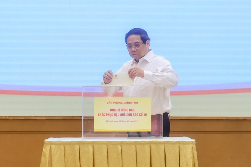 Thủ tướng Phạm Minh Chính tham gia quyên góp, ủng hộ đồng bào bị thiệt hại do cơn bão số 10 gây ra. Ảnh: VGP/Nhật Bắc