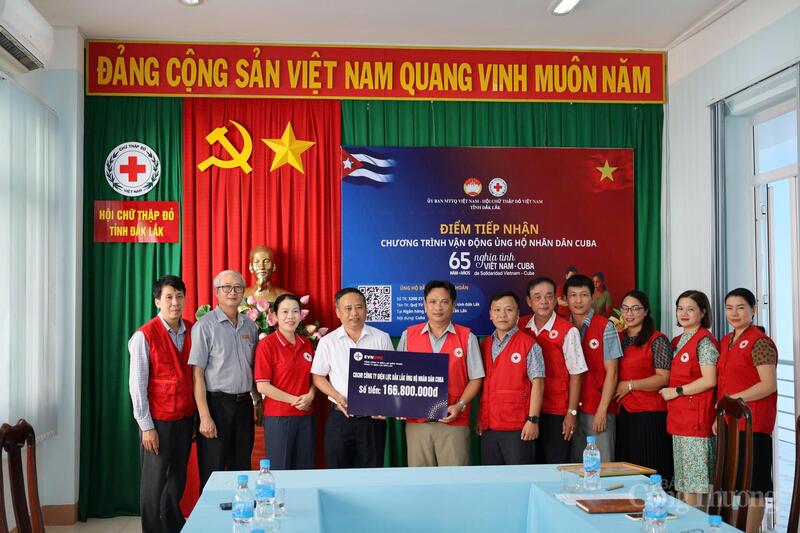 Ông Trần Văn Thuận, Giám đốc PC Đắk Lắk và ông Nguyễn Văn Thoan, Chủ tịch Công đoàn PC Đắk Lắk thay mặt CBCNV Công ty trao ủng hộ người dân Cuba. Ảnh: Nguyễn Ngọc