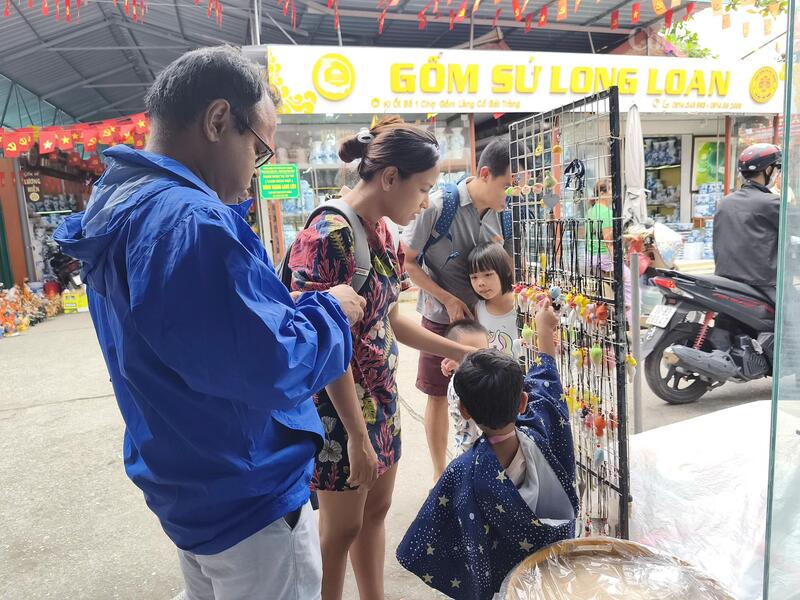 Nhiều người nước ngoài cũng đưa con đến làng cổ Bát Tràng. Ảnh: Nguyễn Hoà