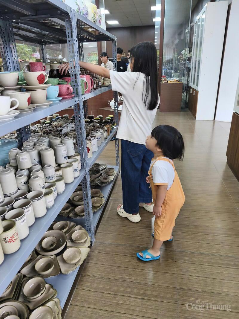 Các bạn nhỏ thích thú thăm quan xưởng gốm. Ảnh: Nguyễn Hoà