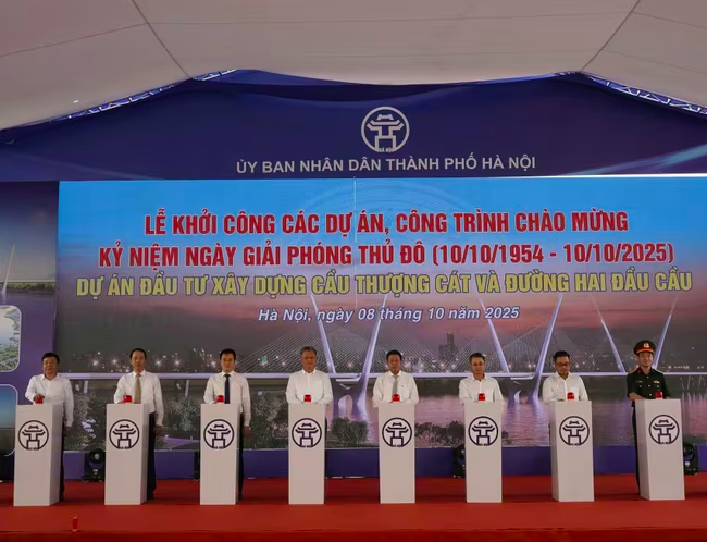 Lãnh đạo UBND TP. Hà Nội nhấn nút khởi công xây dựng cầu Thượng Cát. Ảnh: Ngân Tuyền