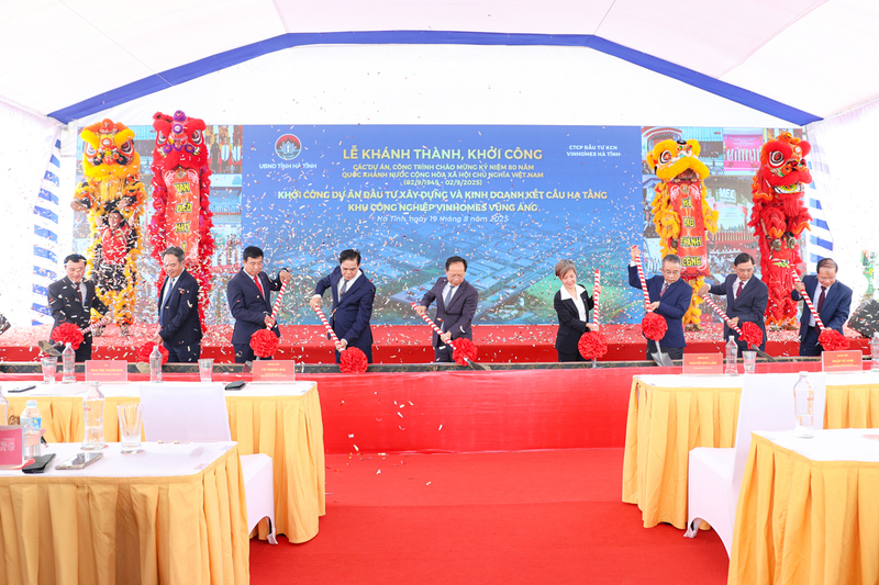 Lễ khởi công Dự án đầu tư xây dựng và kinh doanh kết cấu hạ tầng khu công nghiệp Vinhomes Vũng Áng (thuộc Khu kinh tế Vũng Áng, phường Vũng Áng, tỉnh Hà Tĩnh) nhân dịp kỷ niệm 80 năm Quốc khánh 2/9. Ảnh: Trọng Tùng.