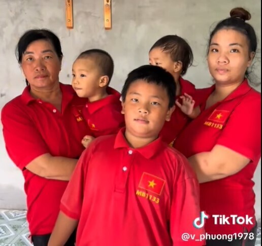 Gia đình chị Thoa gửi lời cảm ơn đến nhóm thiện nguyện sau khi nhận nhà mới.