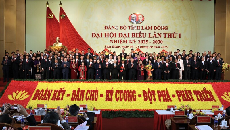 Đồng chí Nguyễn Hòa Bình, Ủy viên Bộ Chính trị, Phó Thủ tướng Thường trực Chính phủ trao quyết định và tặng hoa cho Ban Chấp hành Đảng bộ tỉnh Lâm Đồng nhiệm kỳ 2025 - 2030