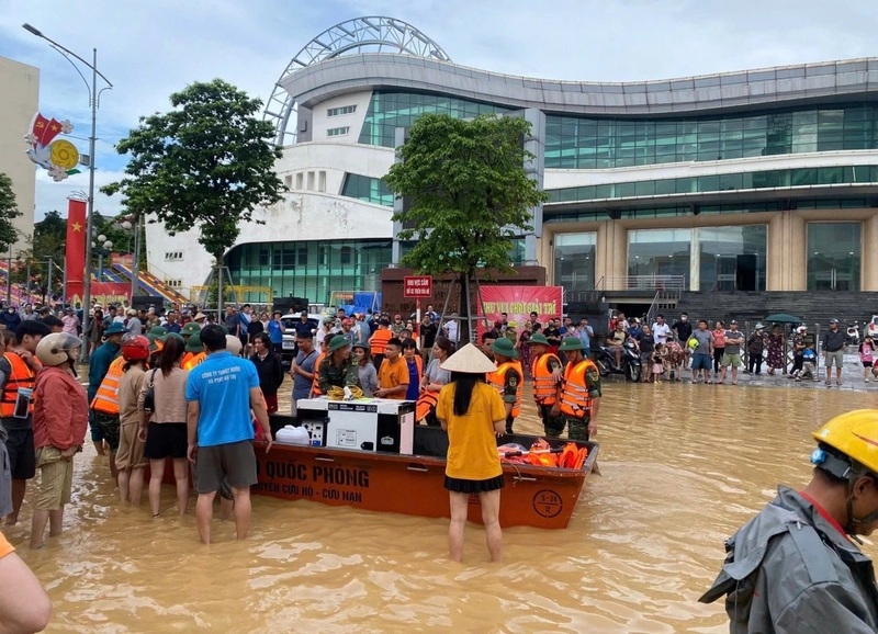 Các nhà hảo tâm đưa hàng cứu trợ đến tay người dân vùng lũ ở tỉnh Thái Nguyên. Ảnh: Duy Đức/Vov