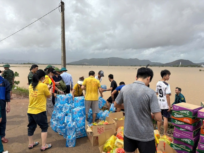 Các nhà hảo tâm đang chuyển hàng hóa nhu yếu phẩm đến tay người dân vùng lũ bị cô lập. Ảnh: Ngọc Lâm