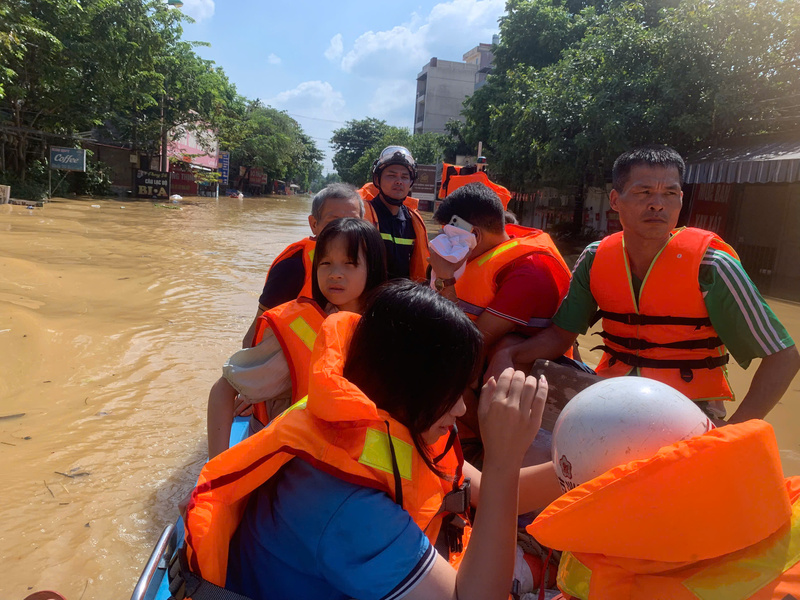 Lực lượng Công an TP. Hà Nội hỗ trợ di chuyển người và tài sản của người dân tại vùng bị ngập lụt xã Trung Giã. Ảnh: Công an TP. Hà Nội