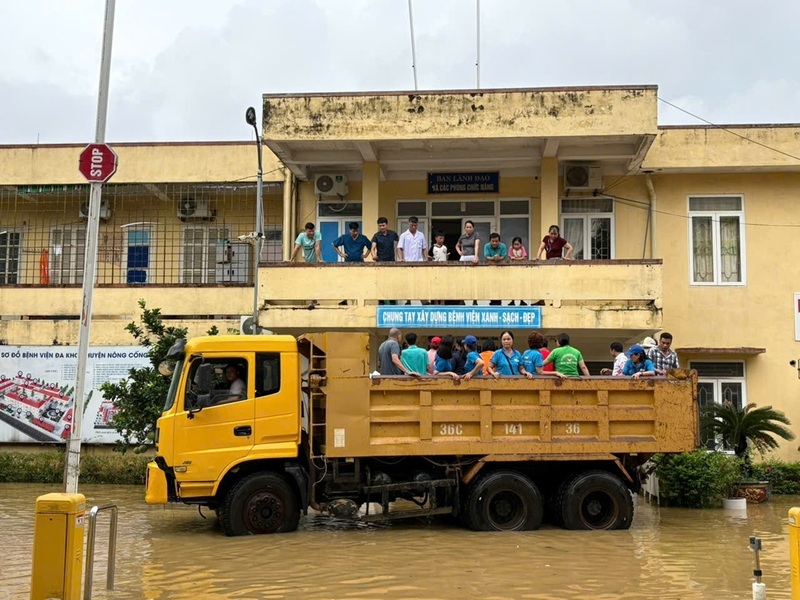 Đoàn xe cứu trợ người dân vùng lũ ở Thanh Hóa của anh Vũ Ngọc Lâm và những người bạn. Ảnh: Ngọc Lâm