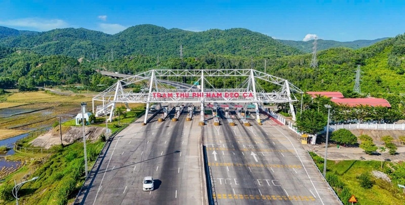 Miễn phí đường bộ cho tất cả các đoàn xe cứu trợ bão lũ khi đi qua các trạm thu phí do Đèo Cả quản lý vận hành kể từ 8/10. Ảnh: Phi Long Vov.vn