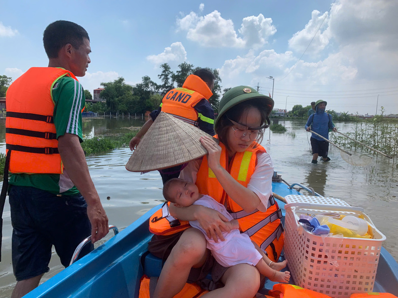 Công an Hà Nội nỗ lực hỗ trợ người dân vùng lũ ngập sâu xã Trung Giã - 2