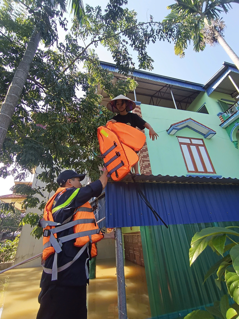 Công an Hà Nội nỗ lực hỗ trợ người dân vùng lũ ngập sâu xã Trung Giã - 5