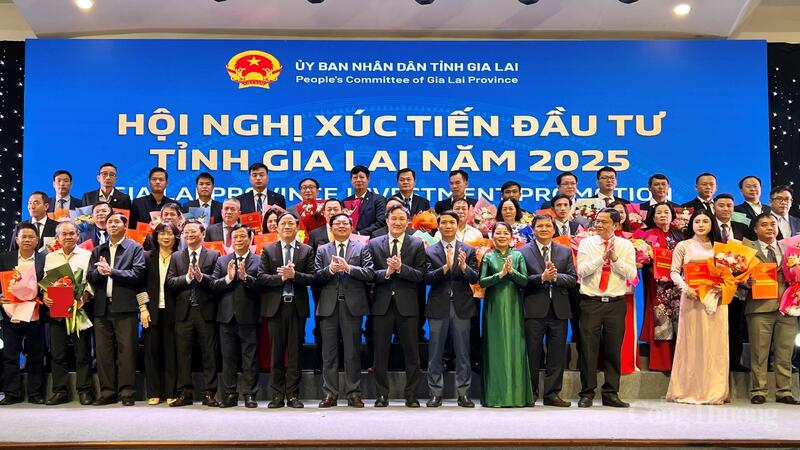 Lãnh đạo tỉnh Gia Lai trao quyết định chủ trương đầu tư, giấy chứng nhận đăng ký đầu tư cho các dự án tại Hội nghị xúc tiến đầu tư tỉnh Gia Lai năm 2025. Ảnh: Hiền Mai