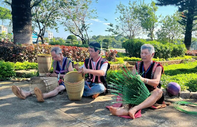 Các nghệ nhân người Jrai đan lát sản phẩm thủ công truyền thống. Ảnh: Hiền Mai