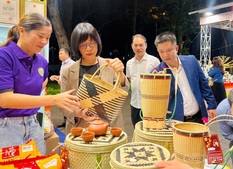Sản phẩm truyền thống của người đồng bào dân tộc thiểu số được giới thiệu, quảng bá tại Triển lãm sản phẩm tiêu biểu tỉnh Gia Lai. Ảnh: Hiền Mai