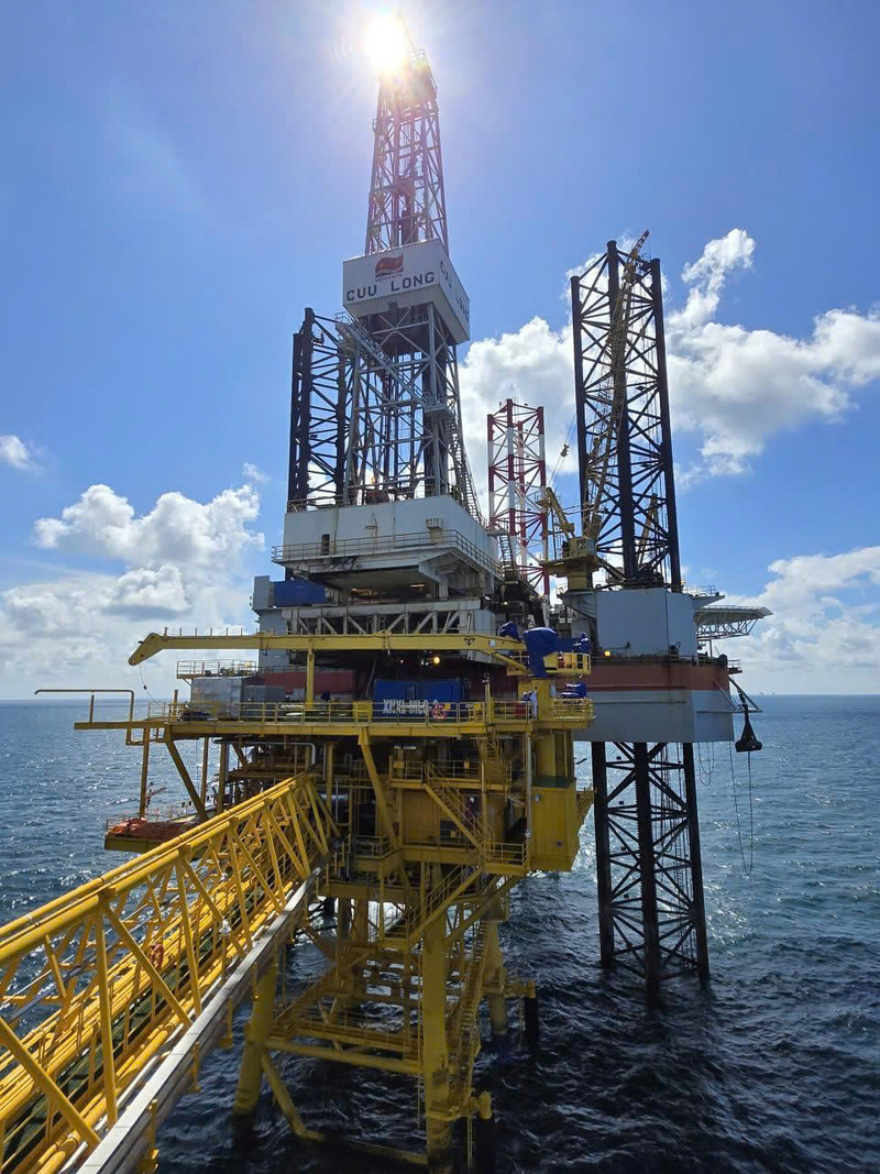 Giàn khoan Cửu Long đang khoan giếng 24001 tại giàn BK-24. Ảnh: CTV
