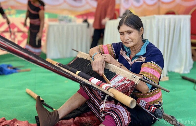 Việc quảng bá giúp sản phẩm thủ công truyền thống bước ra khỏi phạm vi làng xã, tiếp cận người tiêu dùng trong và ngoài tỉnh. Ảnh: Hiền Mai