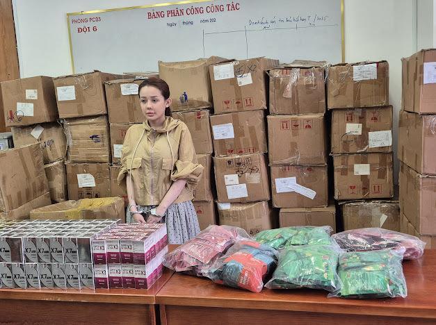 Võ Thị Ngọc Ngân cùng tang vật. Ảnh: Báo Công an TP. Hồ Chí Minh.