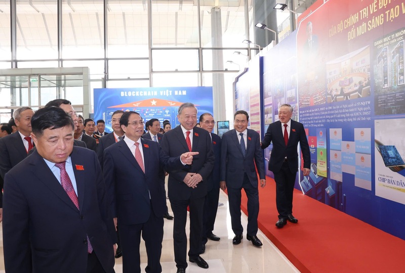 Tổng Bí thư Tô Lâm, Thủ tướng Phạm Minh Chính, Chủ tịch Quốc hội Trần Thanh Mẫn, Phó Thủ tướng Thường trực Chính phủ Nguyễn Hòa Bình, Phó Thủ tướng Nguyễn Chí Dũng tham quan triển lãm chào mừng Đại hội. Ảnh: VGP/Nhật Bắc