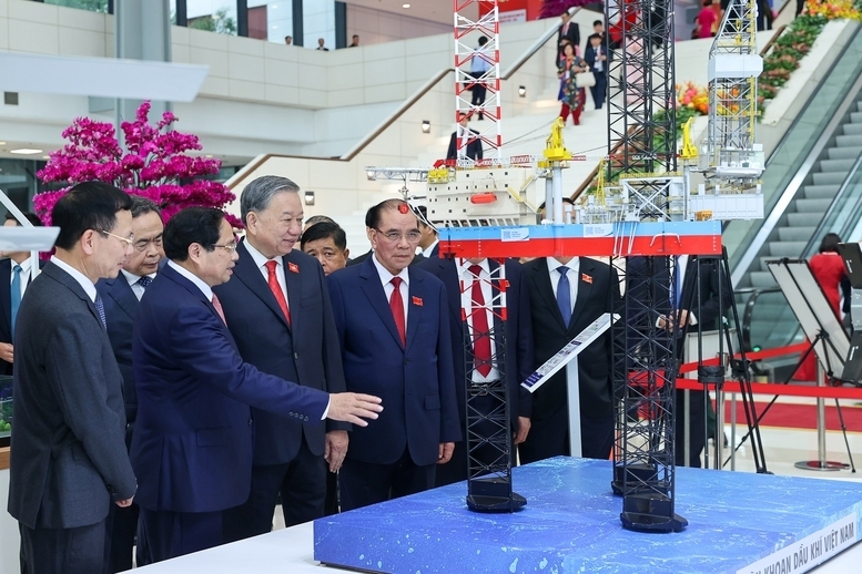 Tổng Bí thư Tô Lâm, Thủ tướng Phạm Minh Chính, Chủ tịch Quốc hội Trần Thanh Mẫn thăm các trưng bày tại triển lãm chào mừng Đại hội. Ảnh: VGP/Nhật Bắc