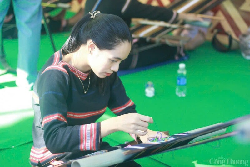 Người Jrai dệt thổ cẩm truyền thống. Ảnh: Hiền Mai