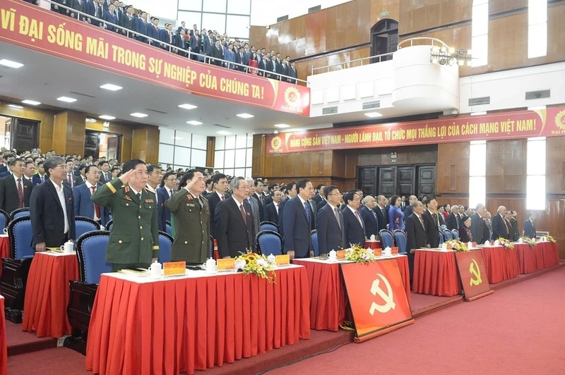 Các đại biểu thực hiện nghi thức chào cờ. Ảnh: Minh Hiếu.