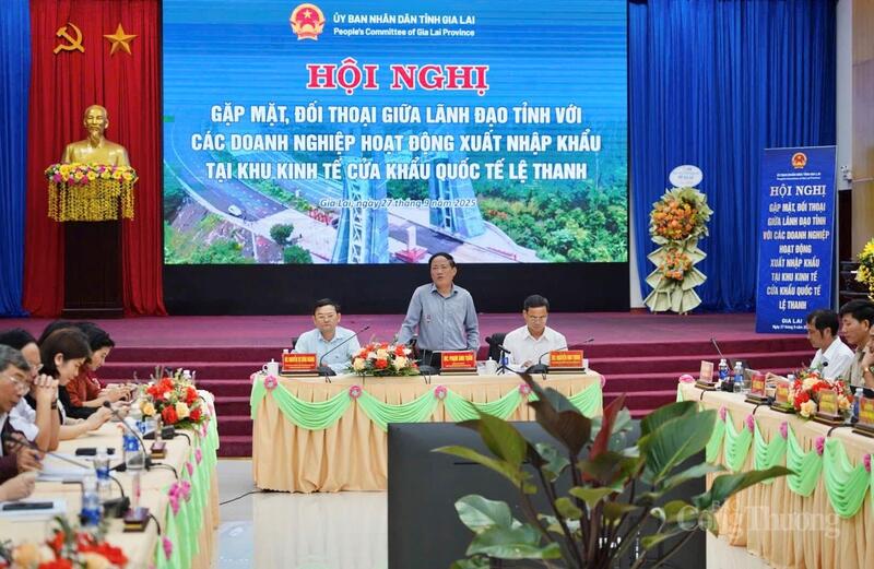 Hội nghị gặp mặt, đối thoại giữa lãnh đạo tỉnh với các doanh nghiệp có hoạt động xuất nhập khẩu tại Khu kinh tế Cửa khẩu quốc tế Lệ Thanh.