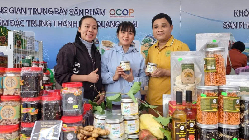 Cần hỗ trợ các chủ thể OCOP trong việc làm tem nhãn, truy xuất nguồn gốc, hướng dẫn quy chuẩn chất lượng; tổ chức kết nối cung cầu giữa nhà sản xuất và hệ thống bán lẻ. Ảnh: Nguyễn Dương.